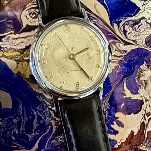 Running manual distressed watch - Picture 3 of 12